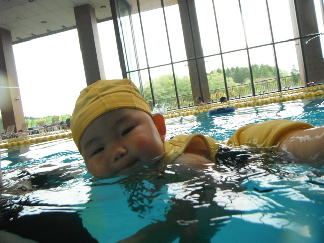 私はお兄ちゃんと一緒にプールでがんばります！